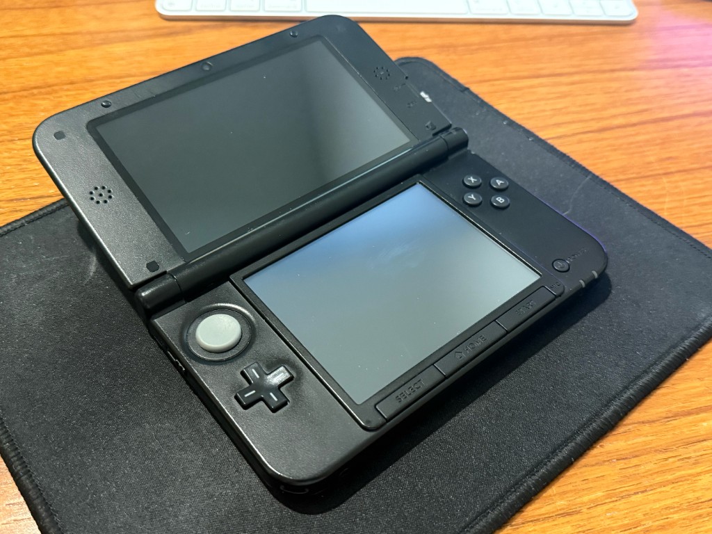 The same 3DS XL after the bottom touch screen was replaced, with a clean digitizer.