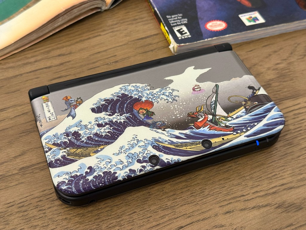 Closed 3DS XL with new outer plates printed with a wave.