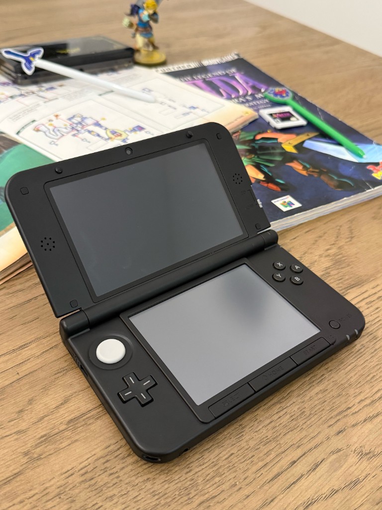 The same 3DS XL opened, with a new top lens and a new digitizer.