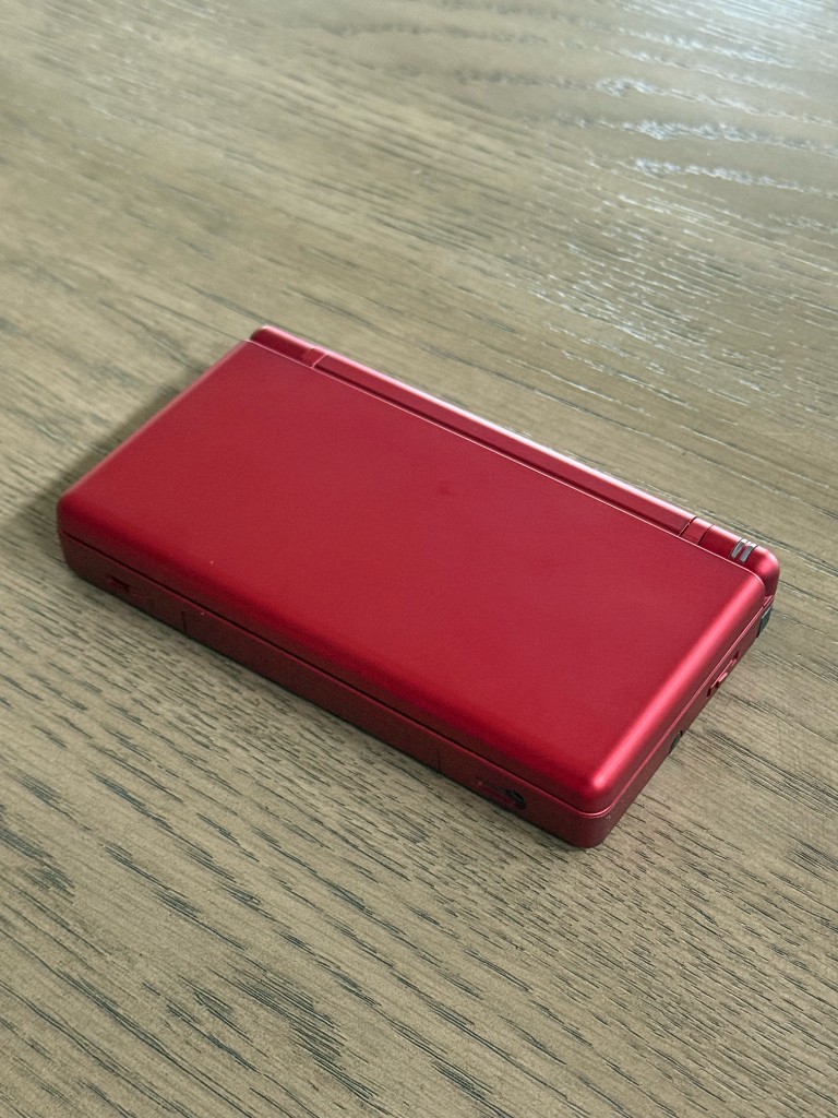 A red DS Lite closed after a reshell.